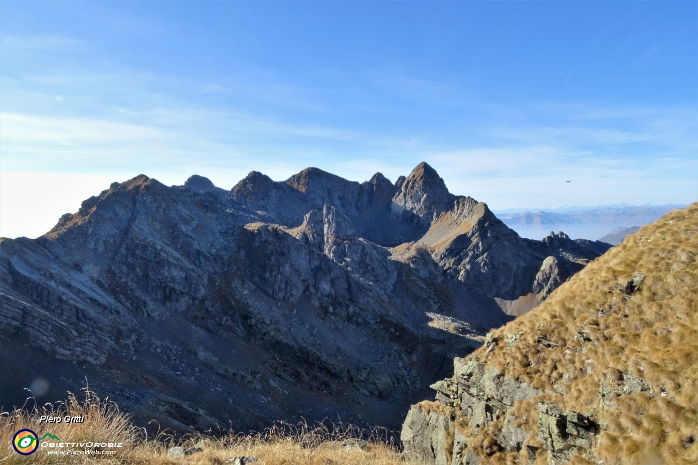 69 Vista in da dx Giarolo, Tre Sisgnori, Pizzo Paradiso, Quota 2500, Falso e Pizzo Trona.JPG